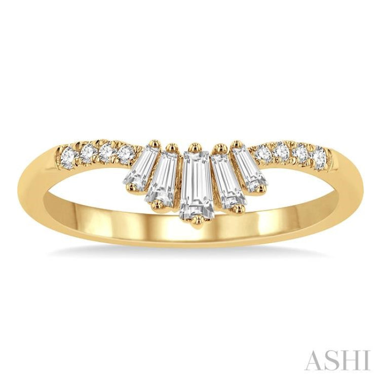 1/4 ctw Chevron Baguette Crown and Round Cut Diamond Fashion Ring in 14K Yellow Gold