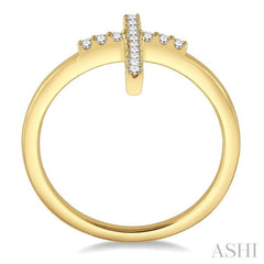 1/6 Ctw Cross Petite Round Cut Diamond Ring in 10K Yellow Gold
