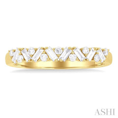 1/3 Ctw Zig Zag Scatter Baguette and Round Cut Diamond Fashion Band in 14K Yellow Gold