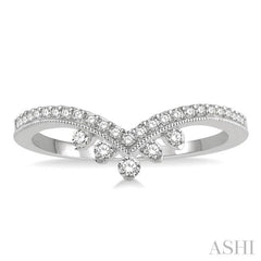 1/4 ctw Chevron Shank Round Cut Diamond Band in 14K White Gold