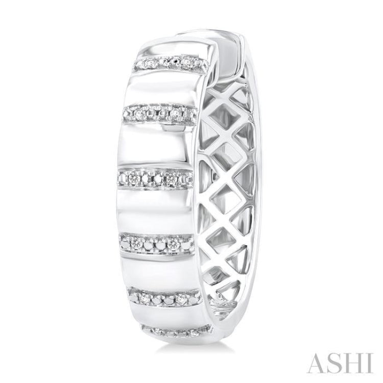 1/10 ctw Ribbed Round Cut Diamond Bold Fashion Hoop Earring in Sterling Silver