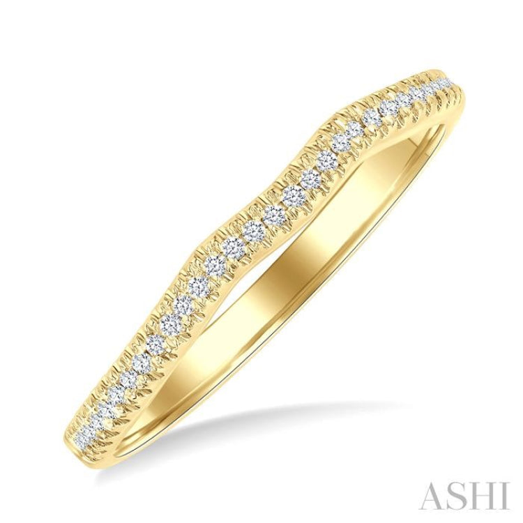 1/10 Ctw Arched Center Round Cut Diamond Wedding Band in 14K Yellow Gold