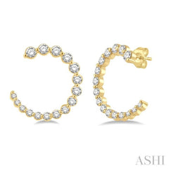 3/4 ctw Graduated Round Cut Diamond Open Hoop Earring in 14K Yellow Gold